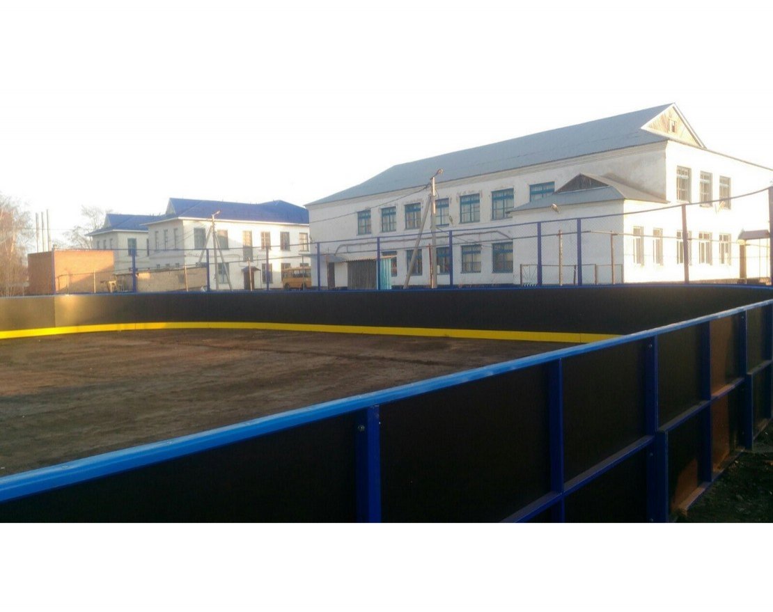 Хоккейная коробка из фанеры с высокими сетчатыми бортами, ограждение за воротами - вид 2